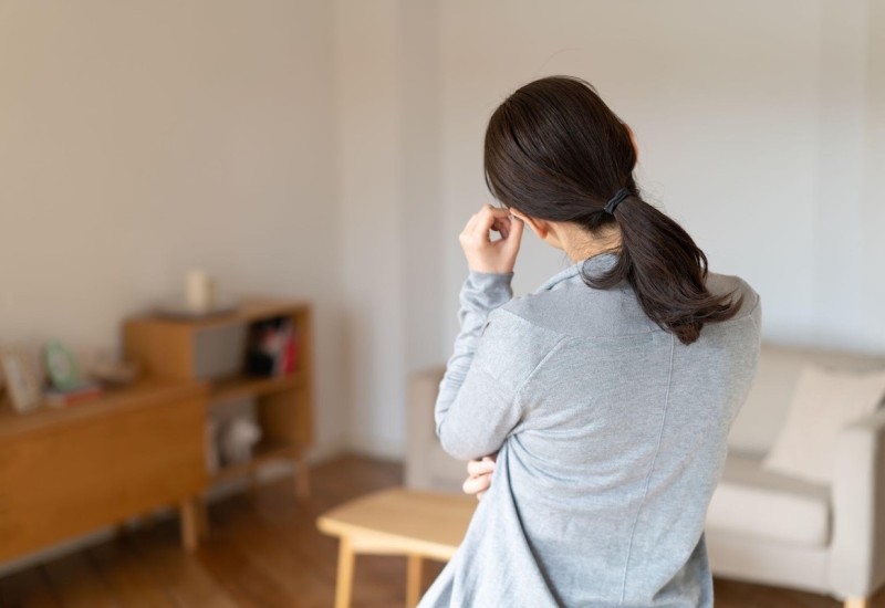 引っ越しを検討する女性