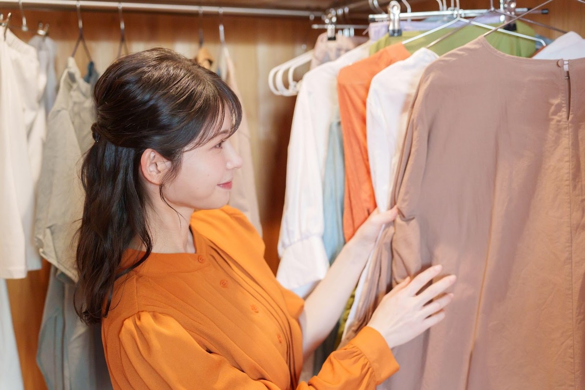 服を整理する女性