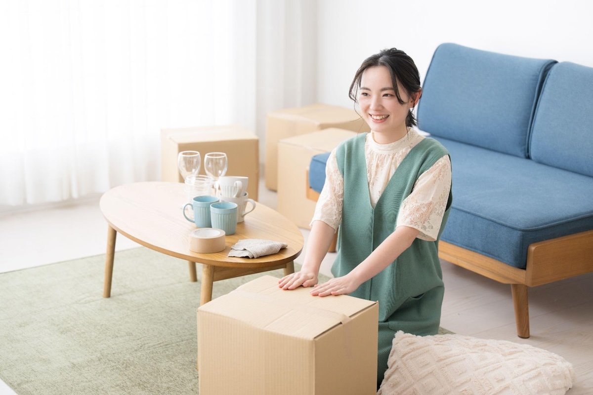 片付けをする女性