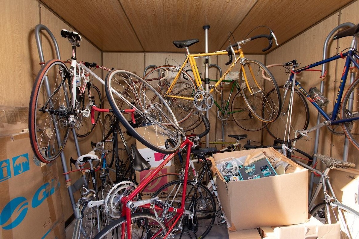 トランクルームでのロードバイク収納例