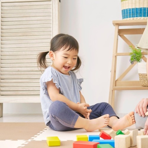 おもちゃを片付ける子ども