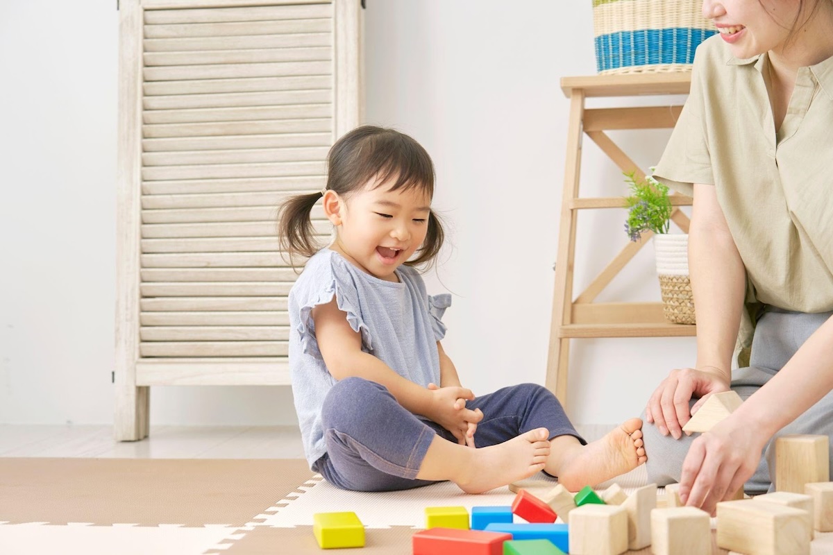 おもちゃを片付ける子ども